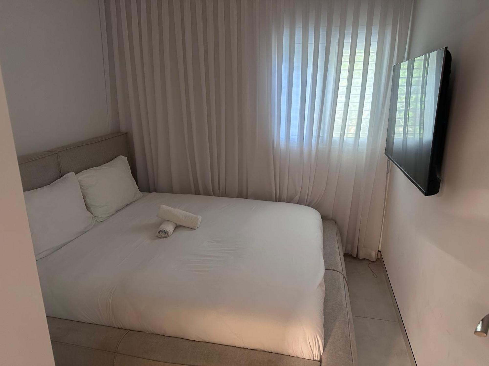 Carmel Apartment *